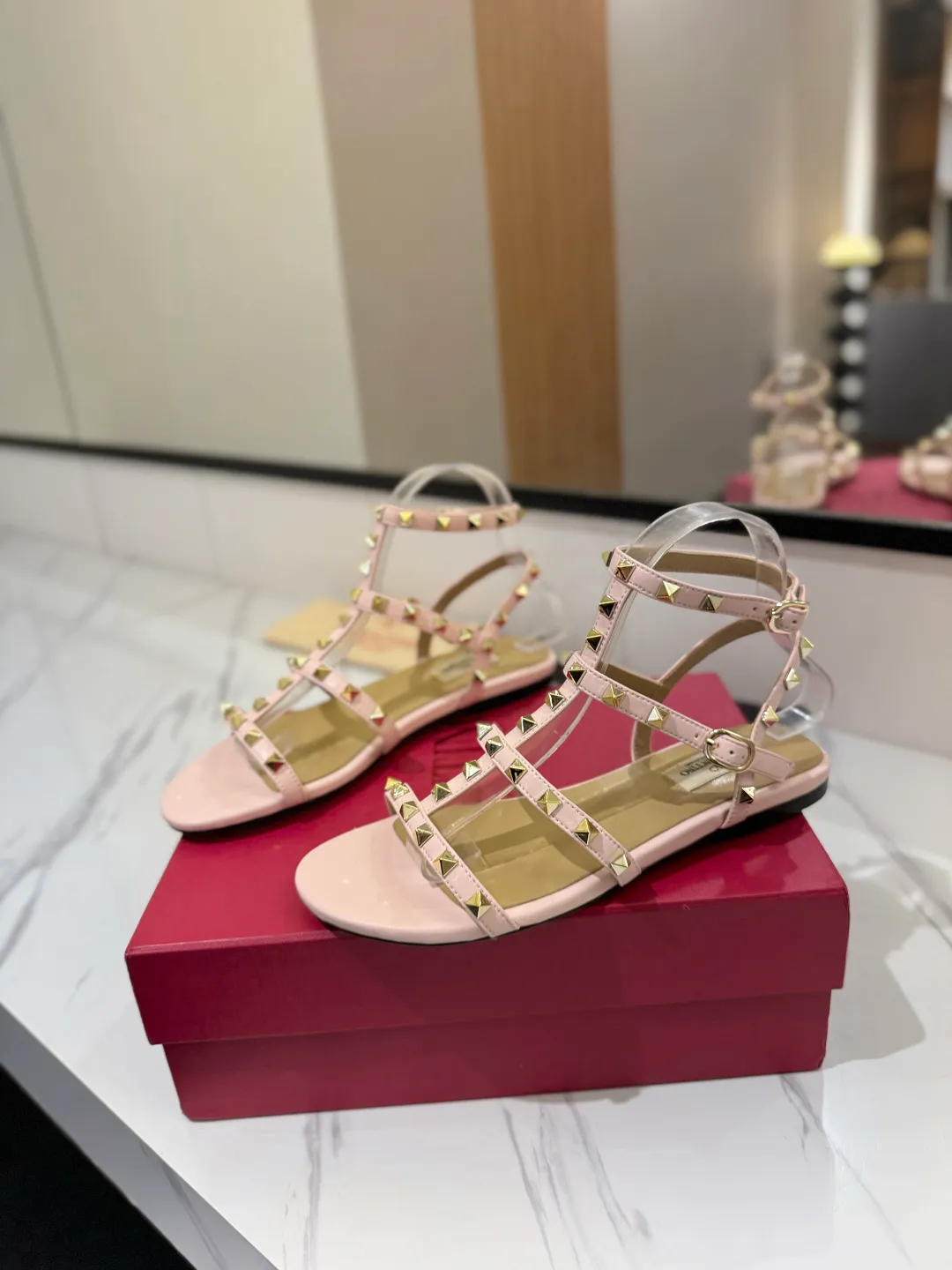 👟👟Ex-factory price 520👟👟 Valentino/Valentino rivet VT classic ankle-wrap rivet sandals, timeless 🆕 deeply rooted in people's hearts❤️A must-have item that never goes out of style🫰top replica! The side curves are perfect, the original molded custom-made rust-free rivets, and the textured hardware bring out a full sense of high-end, giving you a genuine foot feel! The first choice for high-end customers❤️ [Material] Upper: Original imported customized cowhide Inner lining: Original imported goatskin Outsole: Imported pearlescent leather outsole Code number: 35-39 [34, 40, 41, 42 are custom-made and cannot be returned or exchanged]